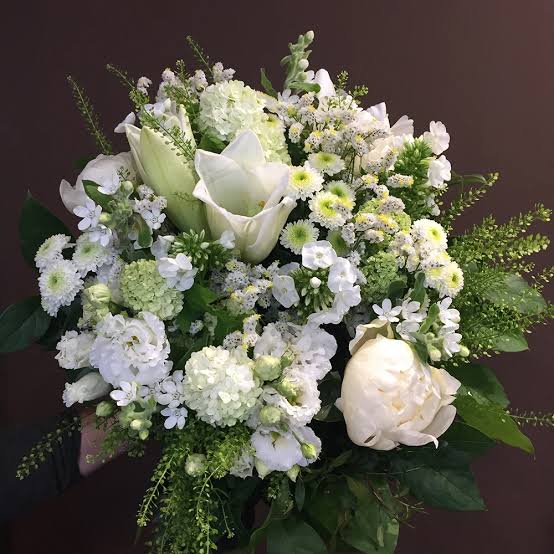 Bouquet blanc et vert, lys et pivoines